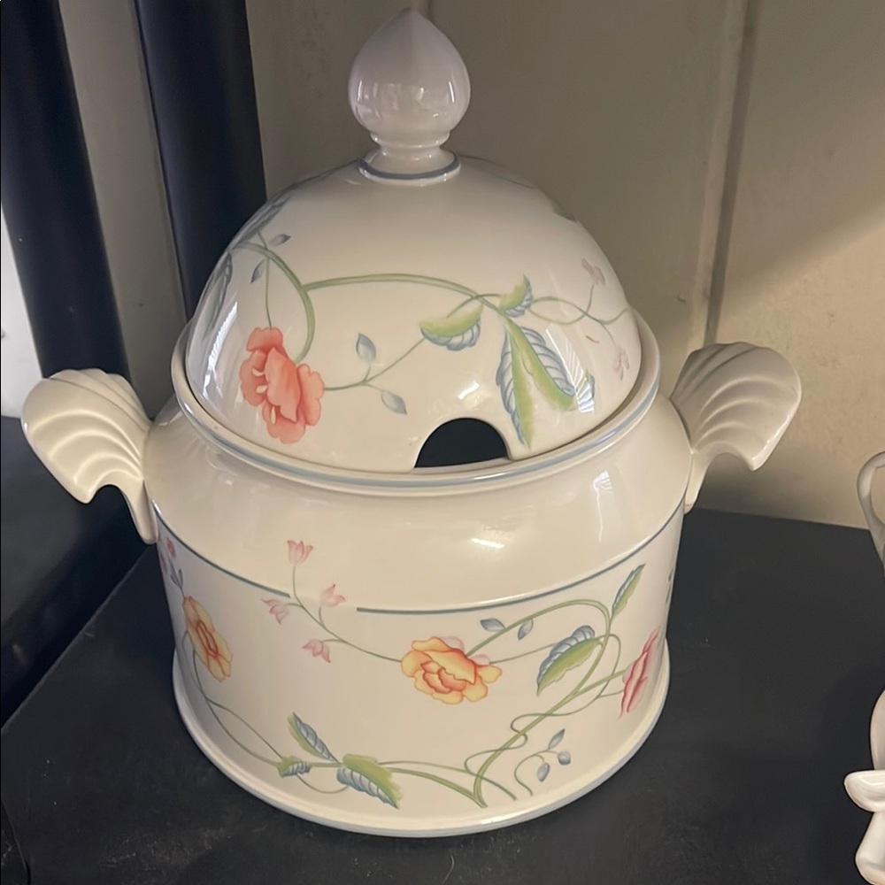 Villeroy & Bosch Albertina soup tureen.